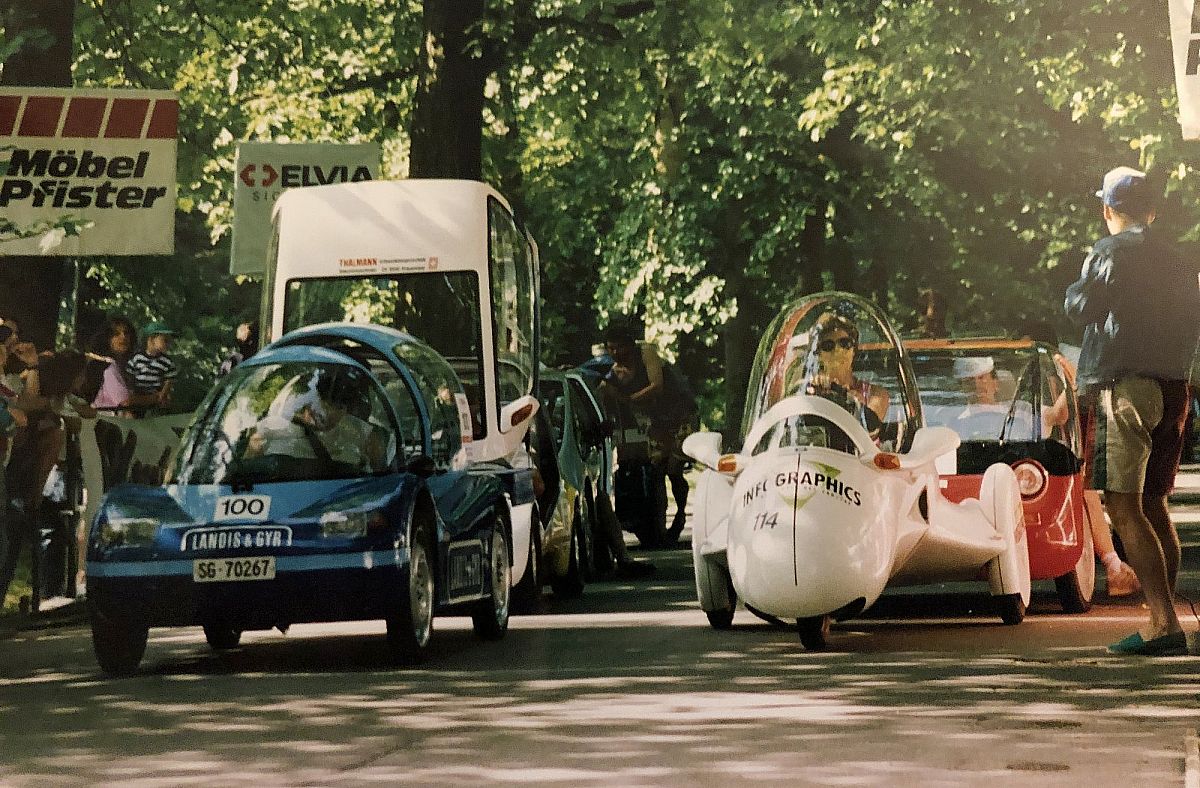 Mehrere Solarfahrzeuge hinter der Startlinie