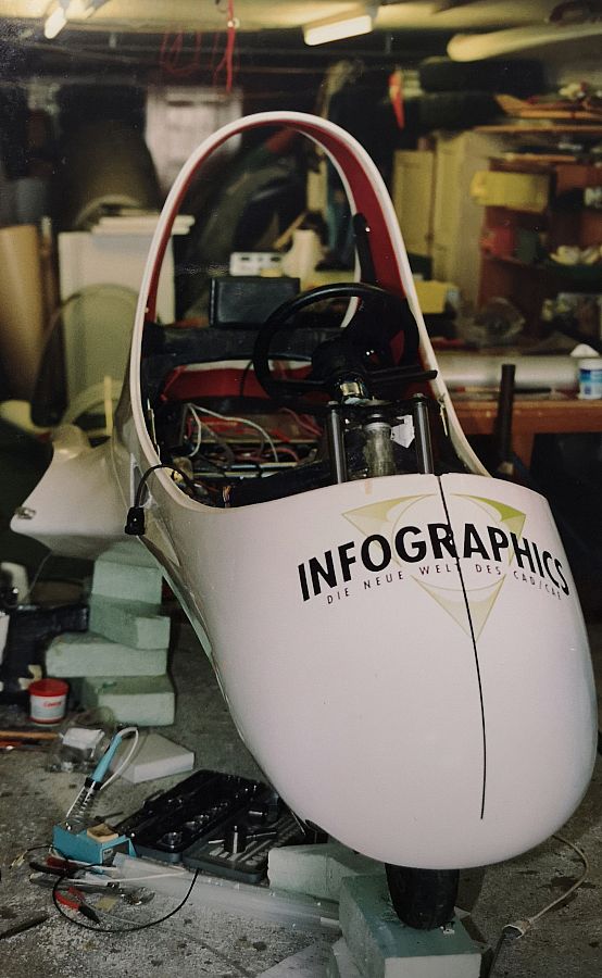 Logo Infographics clairement visible sur le Cheetah.