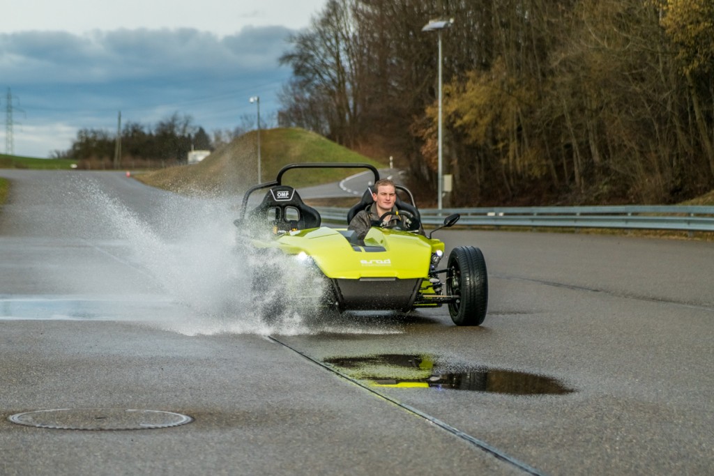 KYBURZ eRod fährt durch Pfütze