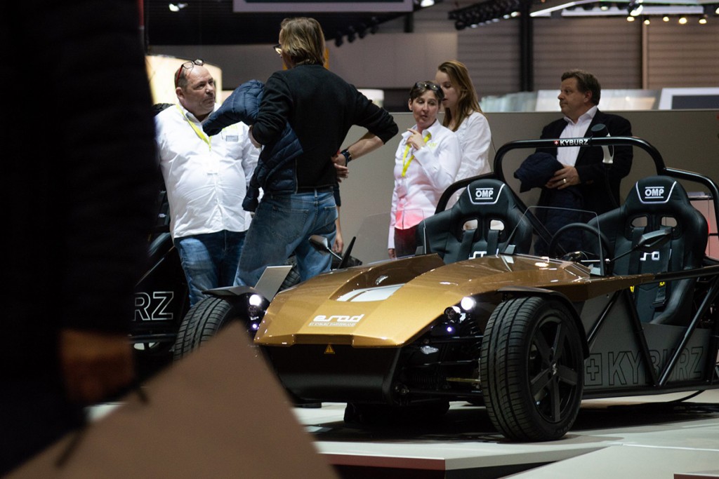 Conversations at the KYBURZ booth 