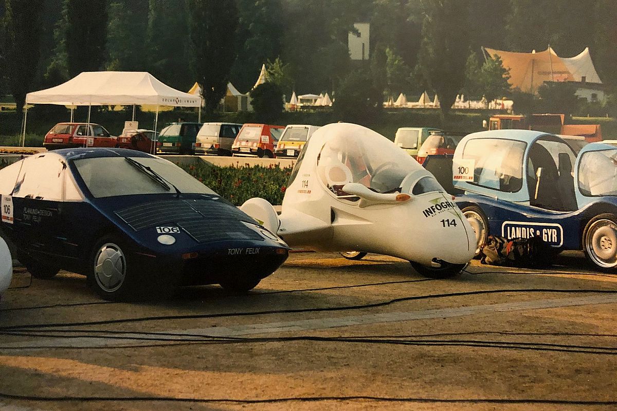 The Cheetah and other solar vehicles at the start line of the Tour de Sol 92.