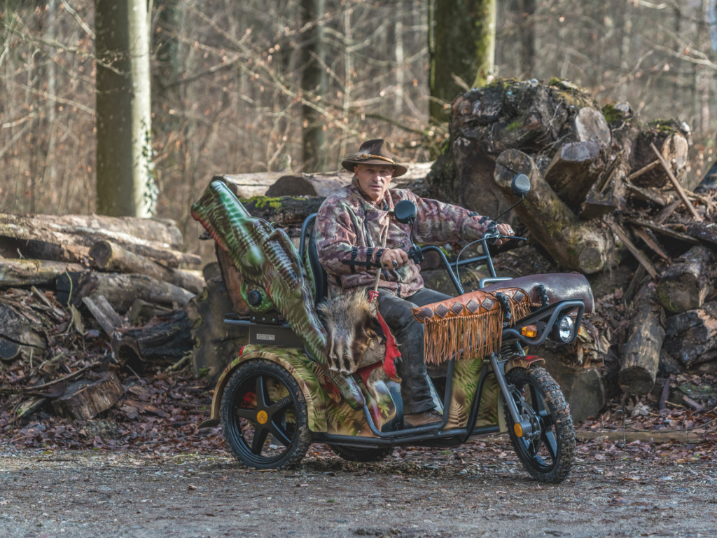 Stefan Bobst auf dem KYBURZ Jagdmobil