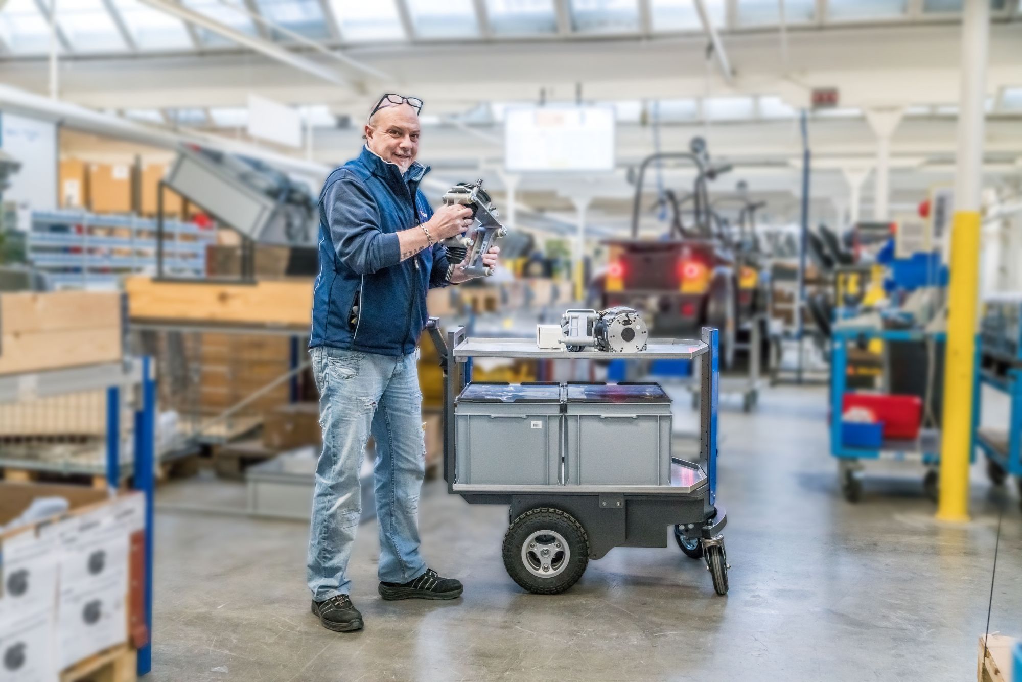 eTrolley transportiert schwere Kisten