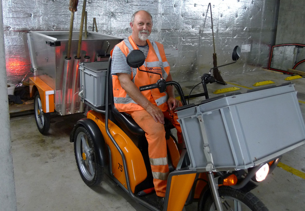 Werner morf von der Gemeinde Winterthur auf seinem KYBURZ DXS mit Anhänger