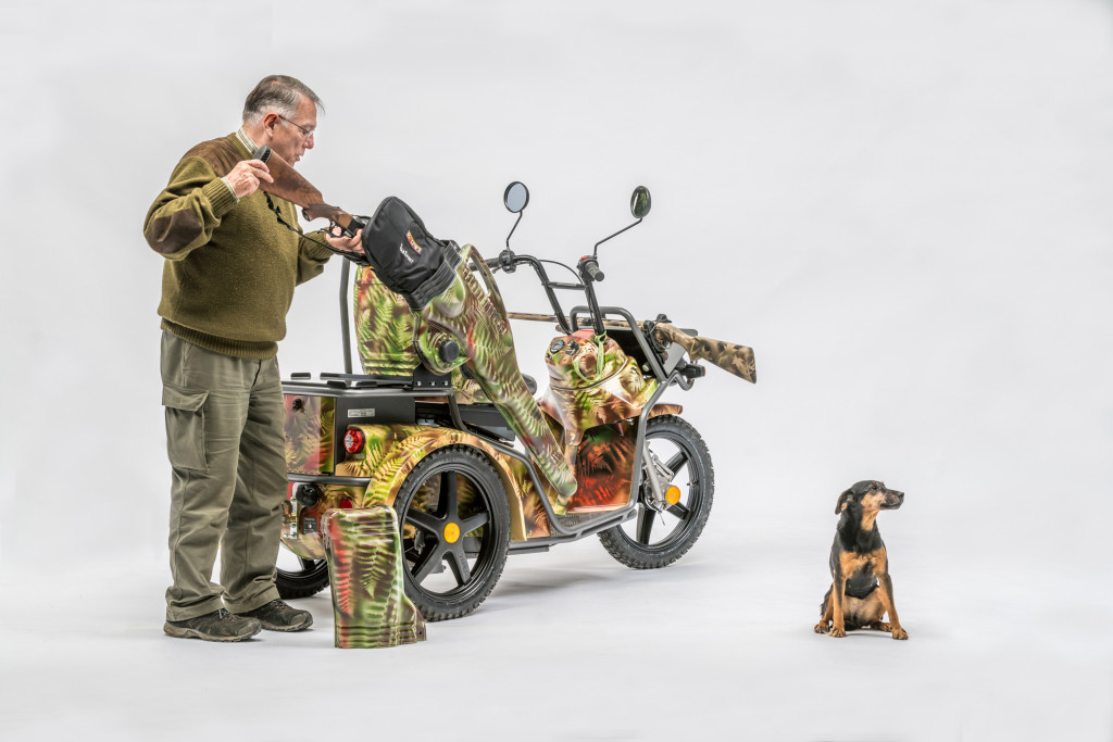 KYNURZ DXS Massgeschneidert für die Jagd- ansicht hinten mit Jäger und Jagdhund