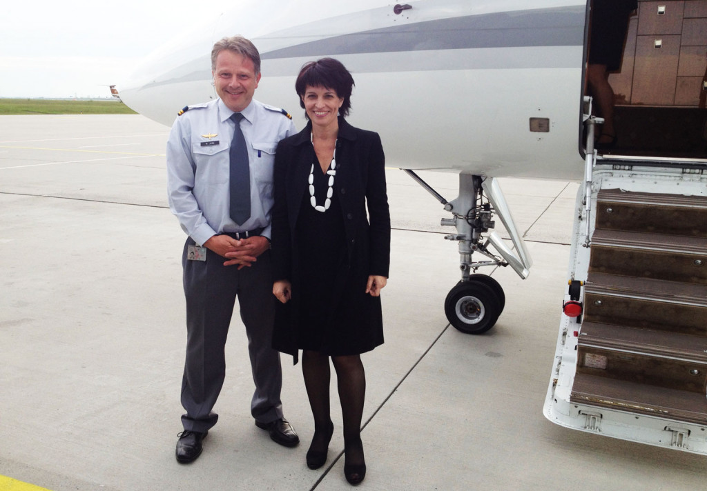 Martin Jerg und Bundesrätin Doris Leuthard vor dem Bundesratsjet